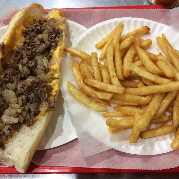 Photo prise au Philly&#39;s Cheese Steaks &amp; Grill par Eric W. le2/22/2014