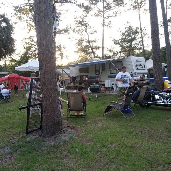 Das Foto wurde bei Wekiva Falls Resort von BikersWelcomeUSA am 5/27/2013 aufgenommen