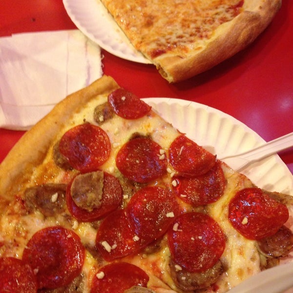 Снимок сделан в Famous Amadeus Pizza - Madison Square Garden пользователем Rpryncess C. 5/23/2014