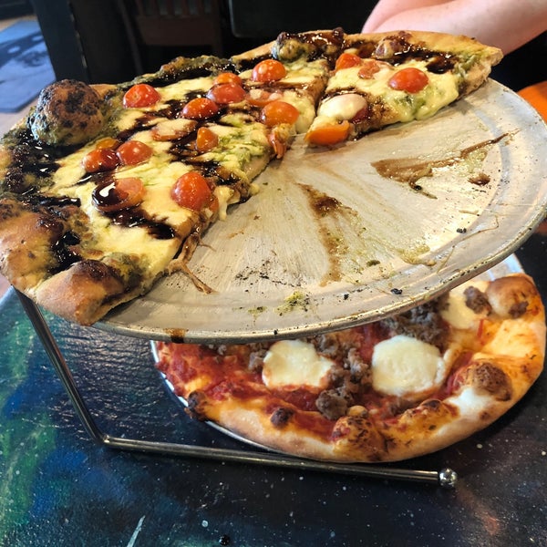 รูปภาพถ่ายที่ Flying Saucer Pizza Company โดย Kristen G. เมื่อ 7/23/2018
