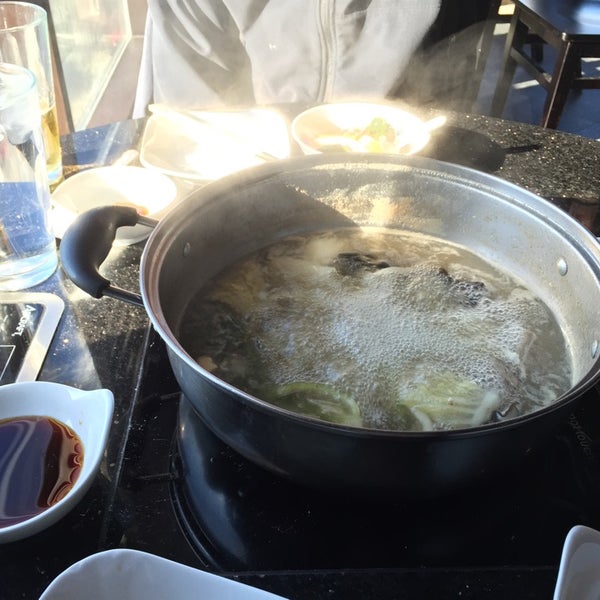 รูปภาพถ่ายที่ Akai Ryu Shabu &amp; Sushi Restaurant โดย Kristen G. เมื่อ 11/29/2014