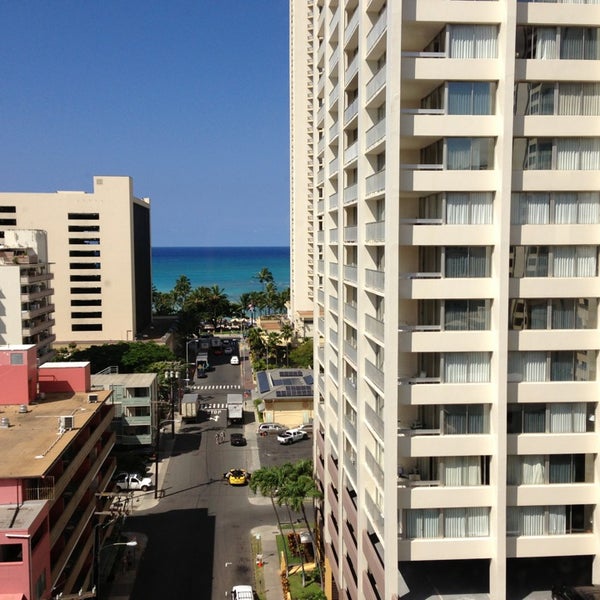 รูปภาพถ่ายที่ Vive Hotel Waikiki โดย Giulia S. เมื่อ 8/20/2013