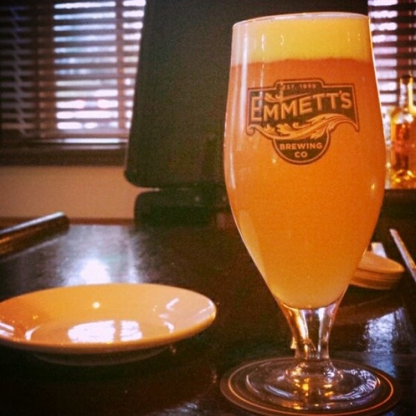 Foto diambil di Emmett&#39;s Tavern &amp; Brewing Co. oleh Zac A. pada 10/28/2014
