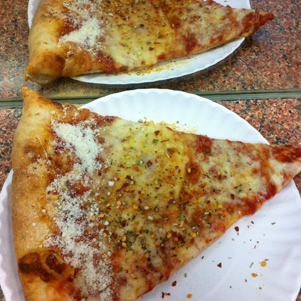9/19/2013 tarihinde Luke C.ziyaretçi tarafından Famous Original Ray&#39;s Pizza'de çekilen fotoğraf