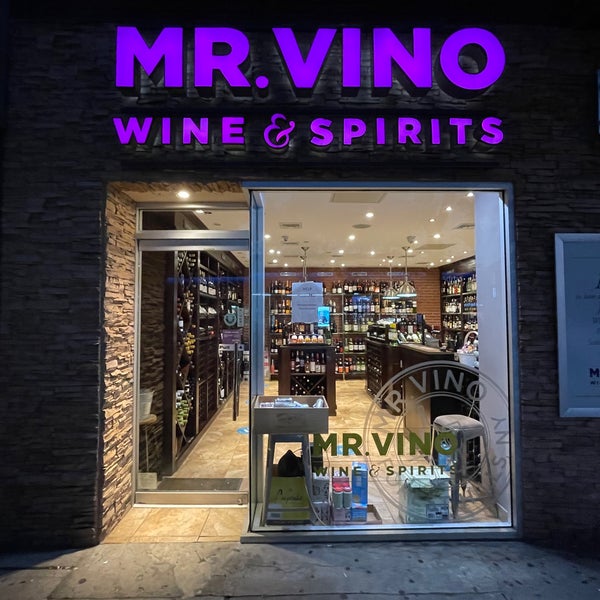 Foto tirada no(a) Mr. Vino Wine &amp; Spirits por Luke C. em 8/25/2021