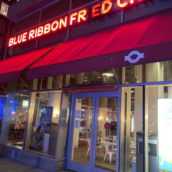 Foto scattata a Blue Ribbon Fried Chicken da Luke C. il 12/16/2021