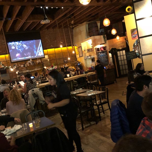 Foto diambil di Jackson&#39;s Eatery | Bar oleh Luke C. pada 12/3/2017