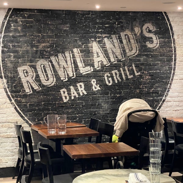 Foto tirada no(a) Rowland’s Bar &amp; Grill por Luke C. em 4/9/2022