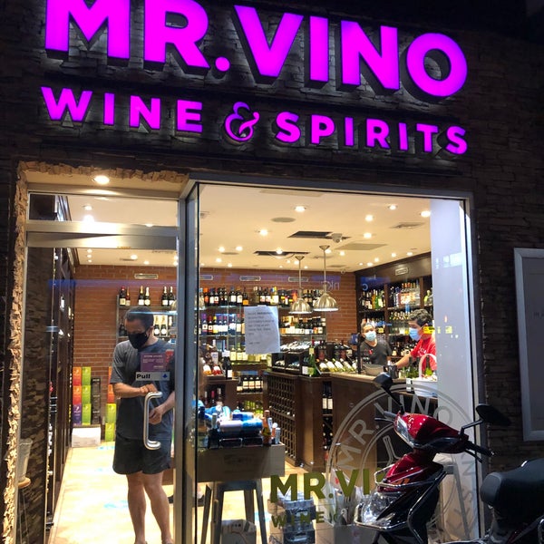 Foto diambil di Mr. Vino Wine &amp; Spirits oleh Luke C. pada 8/21/2020