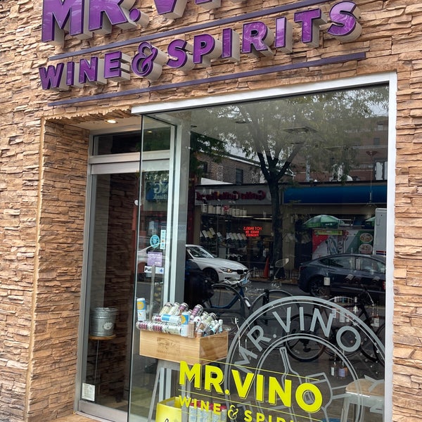Foto tirada no(a) Mr. Vino Wine &amp; Spirits por Luke C. em 10/12/2021