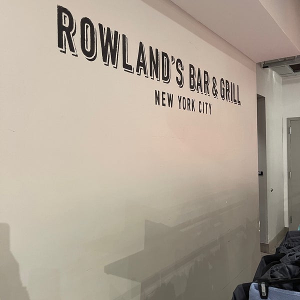 Foto tirada no(a) Rowland’s Bar &amp; Grill por Luke C. em 2/9/2023