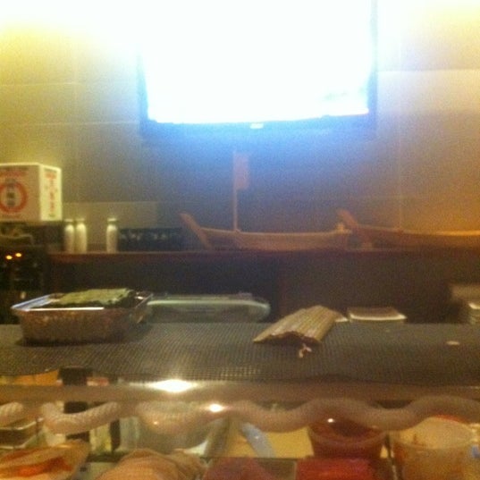 Foto diambil di Sushi Hana Fusion Cuisine oleh Luke C. pada 10/21/2012