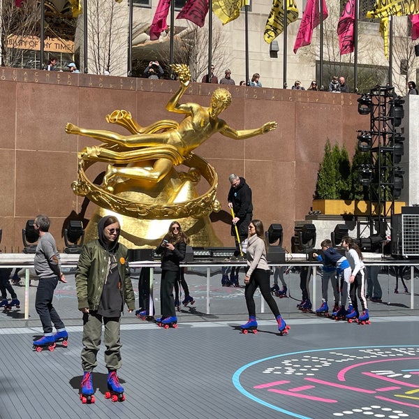 Foto tirada no(a) The Rink at Rockefeller Center por Luke C. em 4/17/2022