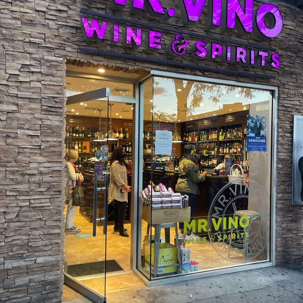 Foto tirada no(a) Mr. Vino Wine &amp; Spirits por Luke C. em 10/1/2021