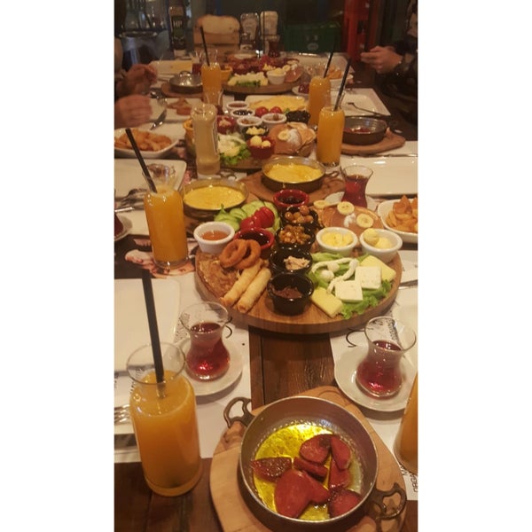 Das Foto wurde bei Mia Cafe &amp; Kitchen von İlayda S. am 10/26/2018 aufgenommen