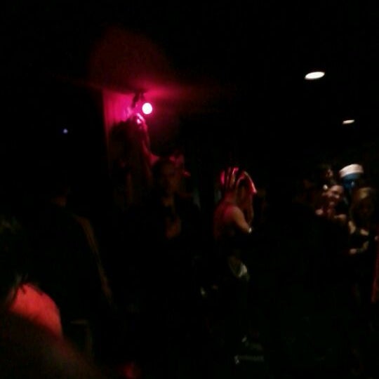 Foto tirada no(a) AXIS Nightclub por Jasmine L. em 10/28/2012