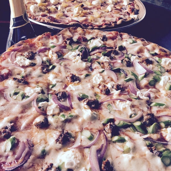 Foto scattata a Pizza Man da Cody M. il 4/15/2015