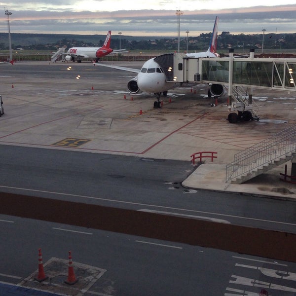 Снимок сделан в Aeroporto Internacional de Brasília / Presidente Juscelino Kubitschek (BSB) пользователем Lucas E. 4/26/2015