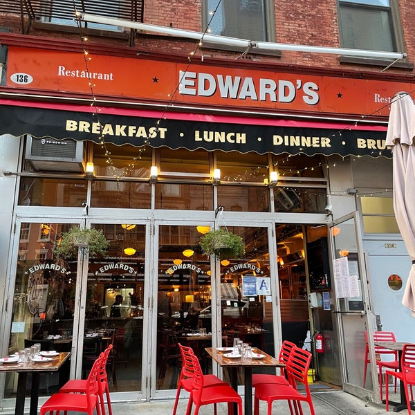 รูปภาพถ่ายที่ Edward&#39;s Restaurant โดย Rosie Mae เมื่อ 10/18/2021
