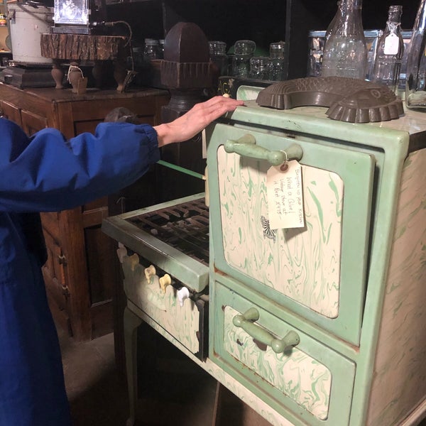 Das Foto wurde bei Hudson Antique and Vintage Warehouse von Rosie Mae am 1/31/2020 aufgenommen