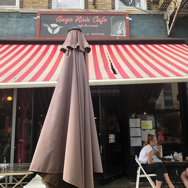 Foto tirada no(a) Ange Noir Cafe por Rosie Mae em 9/11/2020