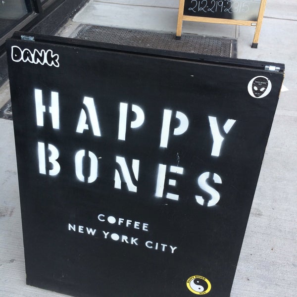 Foto scattata a Happy Bones da Rosie Mae il 9/4/2016