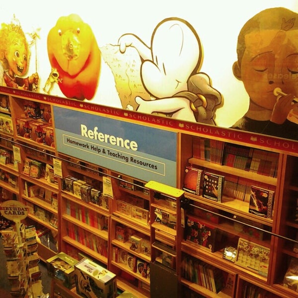 รูปภาพถ่ายที่ The Scholastic Store โดย Ohh S. เมื่อ 6/4/2013