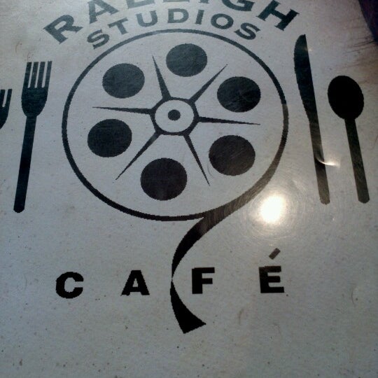 รูปภาพถ่ายที่ Raleigh Studios Cafe โดย David G. เมื่อ 12/19/2012
