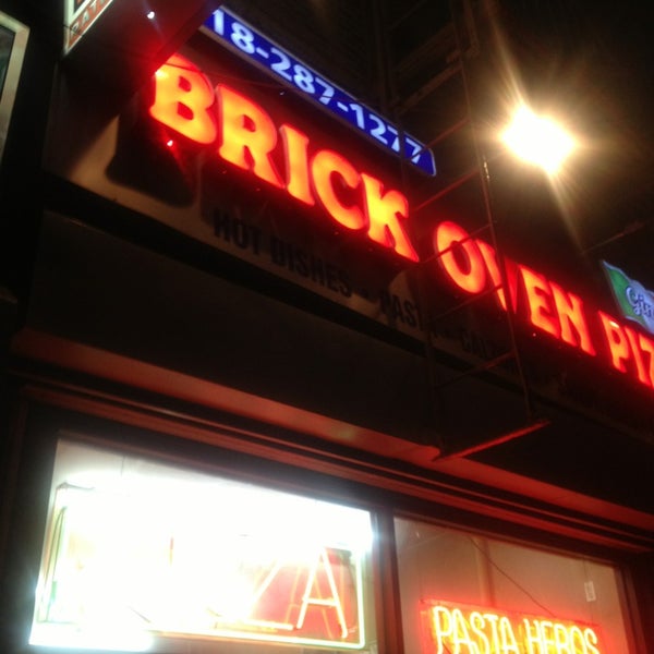 5/21/2013 tarihinde Shabaziyaretçi tarafından Gino&#39;s Brick Oven Pizza and Trattoria'de çekilen fotoğraf