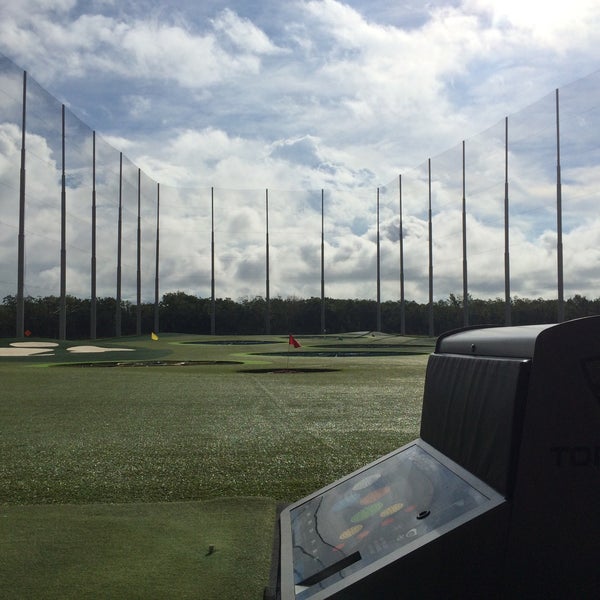 Foto scattata a Topgolf da Jen S. il 9/16/2016