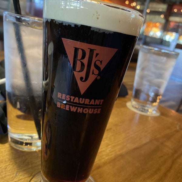Photo taken at BJ&#39;s Restaurant &amp; Brewhouse by Jen S. on 4/9/2022