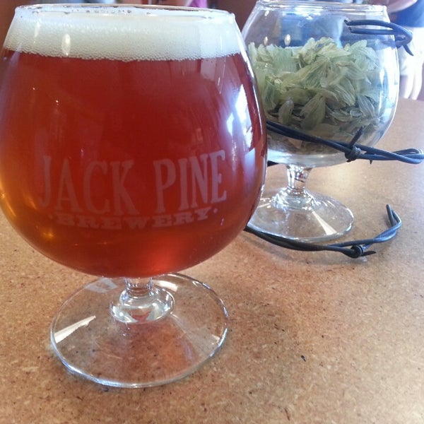 รูปภาพถ่ายที่ Jack Pine Brewery โดย Ron S. เมื่อ 9/13/2013
