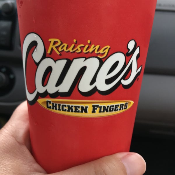 Foto diambil di Raising Cane&#39;s Chicken Fingers oleh Tammy M. pada 5/22/2018