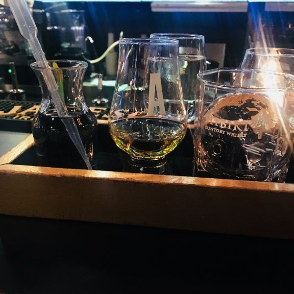 2/25/2018 tarihinde Laura N.ziyaretçi tarafından The Whisky Bar KL'de çekilen fotoğraf