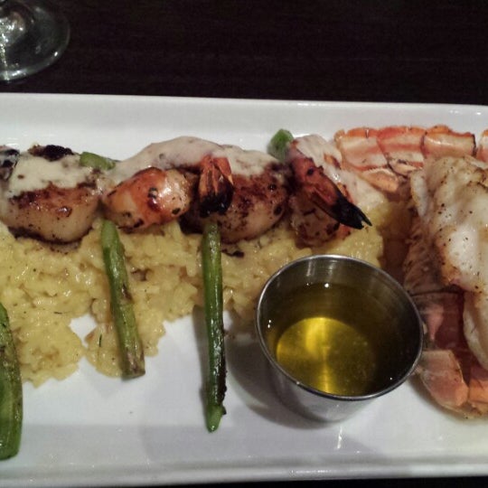 Foto diambil di The Blu Crab Seafood House &amp; Bar oleh Natalie pada 10/5/2014