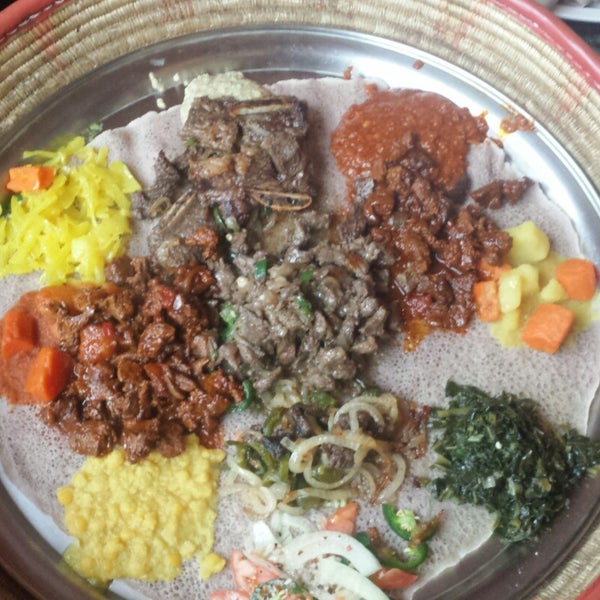 Foto tirada no(a) Etete Ethiopian Cuisine por Natalie em 1/3/2015