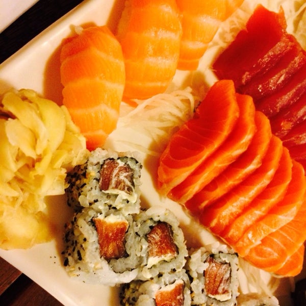Foto tomada en H2O Sushi Bar  por Didi C. el 3/31/2014