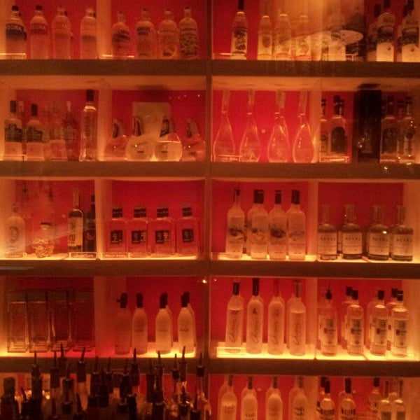 รูปภาพถ่ายที่ Nic&#39;s Martini Lounge โดย Linh H. เมื่อ 10/21/2012