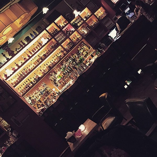 1/23/2015 tarihinde Dominic T.ziyaretçi tarafından Yuan Oyster &amp; Cocktail Lounge'de çekilen fotoğraf