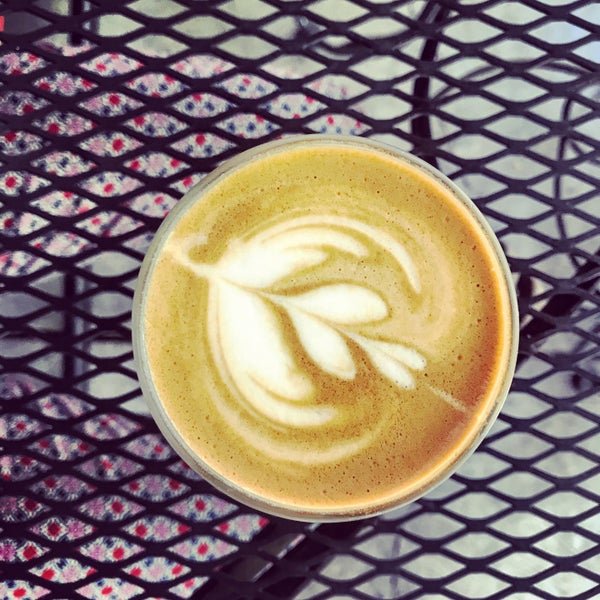 La espuma del flat white más que perfecta, el sabor del café algo dulzón, no agradable del todo.