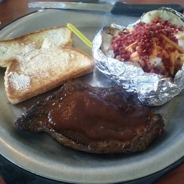 รูปภาพถ่ายที่ Maverick Steaks &amp; Spirits โดย Bill P. เมื่อ 7/8/2013