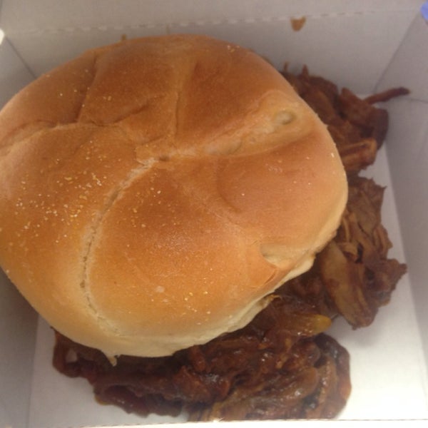 6/14/2014에 Victoria M.님이 Burger Deluxe에서 찍은 사진