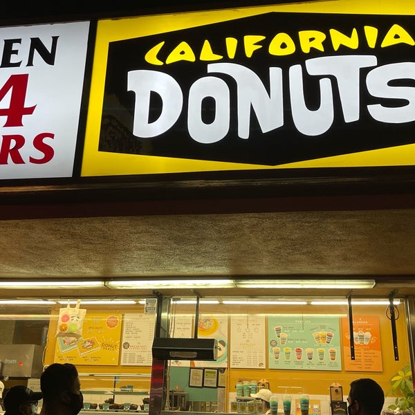 Foto tirada no(a) California Donuts por Victoria M. em 6/19/2021
