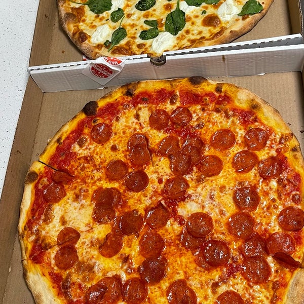 รูปภาพถ่ายที่ Joe&#39;s Pizza โดย Victoria M. เมื่อ 6/18/2022