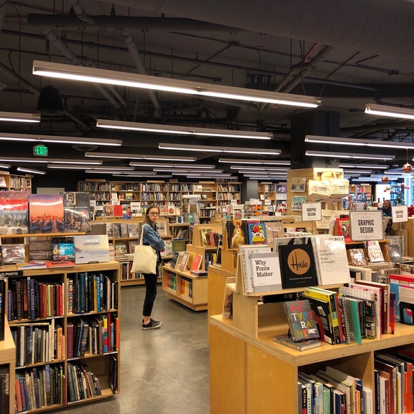 Photo taken at Hennessey + Ingalls Bookstore by Victoria M. on 12/10/2018