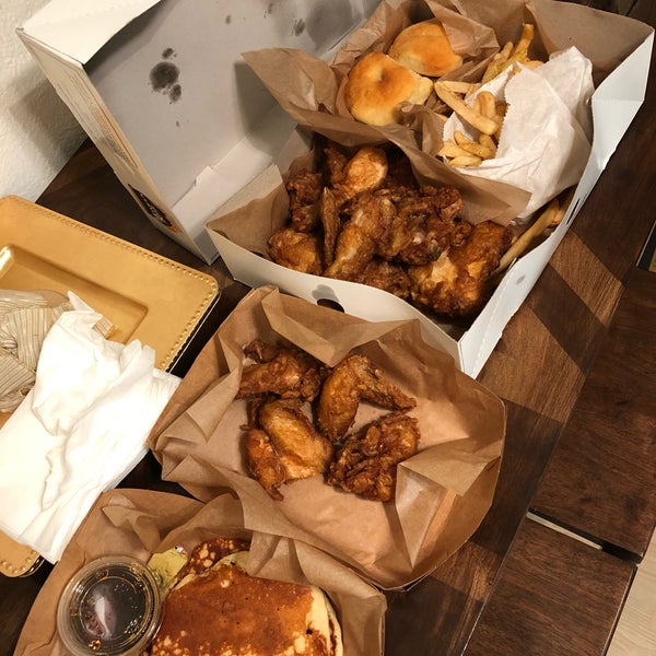 12/23/2018 tarihinde Victoria M.ziyaretçi tarafından Honey&#39;s Kettle Fried Chicken'de çekilen fotoğraf