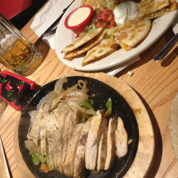 Photo taken at Chili&#39;s Grill &amp; Bar by Victoria M. on 10/28/2013