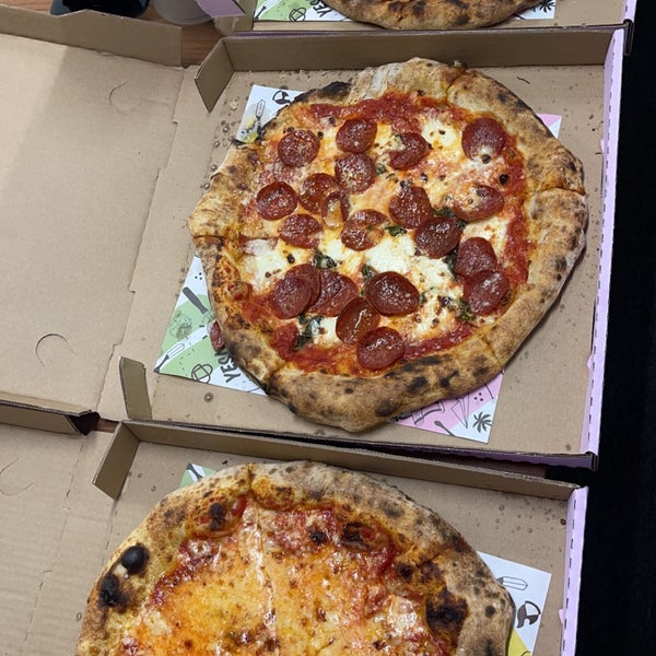 Foto tirada no(a) Pitfire Pizza por Victoria M. em 5/5/2023