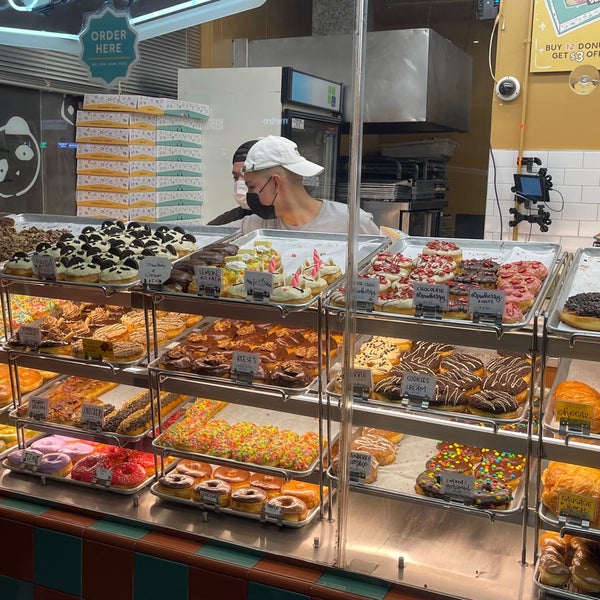 6/19/2021 tarihinde Victoria M.ziyaretçi tarafından California Donuts'de çekilen fotoğraf
