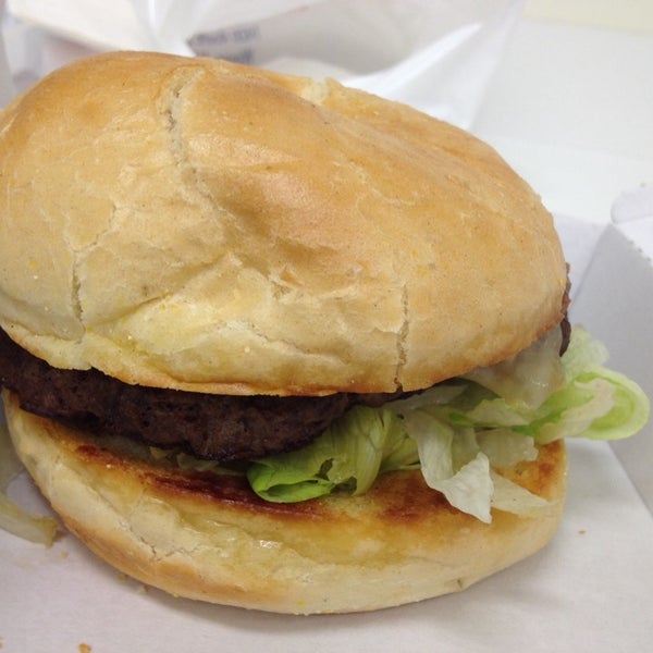 Foto scattata a Burger Deluxe da Victoria M. il 9/23/2014